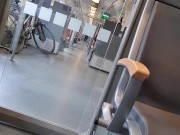 Megakrank! Süßes Mädchen bläst mitten im Zug einen Schwanz 15/16