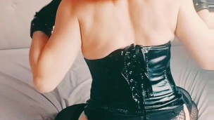 Sissy crossdresser amador monta vibrador preto na gaiola de castidade