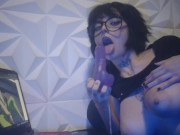 excitada lendo hentai 2/16