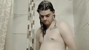 Bubble Butt Twink Shower: daydreaming about you, and blows you a KISS 😘
