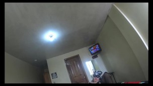 Mi madrastra me premia por sacarle unas fotos sensuales para sus amantes y me enseña a masturbarme