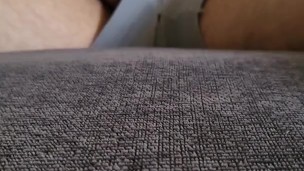 Tocando en el sillon