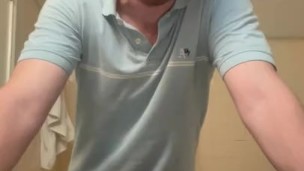 Como depilar seus pelos pubianos: um vídeo instrutivo para homens