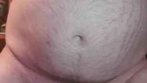 Reite einen Dildo in Halterlose und Silikon Brustprothesen. Durch Prostata Stimulierung Abspritzen