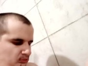 Струя освежающей мочи вернулась на мое дефектное лицо 1/16