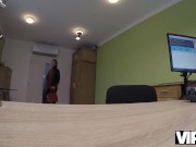 VIP4K. Der Mann wird sich noch lange an die Muschi der zarten Rothaarigen erinnern 1/16