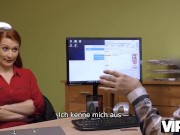 VIP4K. Der Mann wird sich noch lange an die Muschi der zarten Rothaarigen erinnern 5/16