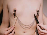 (ASMR brushing) Me hace cosquillas sexuales con pinzas en mis pequeñas tetas | 4K 12/16