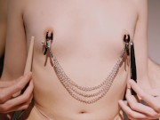 (ASMR brushing) Me hace cosquillas sexuales con pinzas en mis pequeñas tetas | 4K 14/16