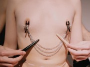 (ASMR brushing) Me hace cosquillas sexuales con pinzas en mis pequeñas tetas | 4K 15/16