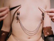 (ASMR brushing) Me hace cosquillas sexuales con pinzas en mis pequeñas tetas | 4K 16/16