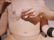 (ASMR brushing) Me hace cosquillas sexuales con pinzas en mis pequeñas tetas | 4K 2/16