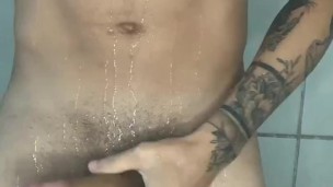Dotado tatuado batendo no chuveiro 