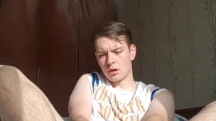 Twink cumming on his toes