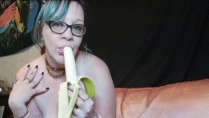 Babe gives blow job and he cums on banana, babe eats cum covered banana 