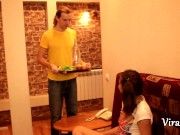 Красотка трахнулась с соседом и он кончил в ее писю 4/16