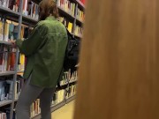 Becco una studentessa e la fotto nel bagno della biblioteca 1/16
