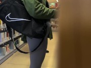 Becco una studentessa e la fotto nel bagno della biblioteca 2/16