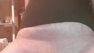 Reite Anal in schwarze Halterlose und schwarzen Top. Und habe Silikon Brüste an. Durch Prostata stim