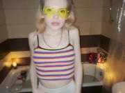 Молодая блондинка 18+ жестко трахается в ванне на вечеринке. 1/16