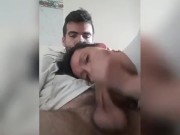 Chico recibe una leccion de como es una buena Mamada 13/16