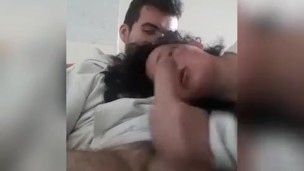 Chico recibe una leccion de como es una buena Mamada