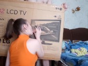 Сексуальная девушка сосет своему парню через коробку