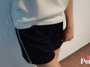 Que deliciosas nalgas se me ve en sus shorts escolares, los bajo para penetrarla - 1/16