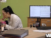 VIP4K. milf es perforada por el acreedor porque el dinero cuesta la penetración del coño