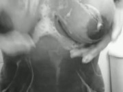 Gordinha tomando banho 