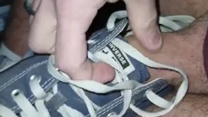 Je me branle et jouis dans ma converse