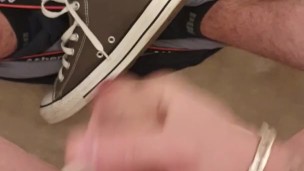 J'ejacule sur ma converse - viens lecher