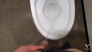 【個人撮影・おしっこ】変態素人　デカチン　おしっこ動画　日本人!(^^)!