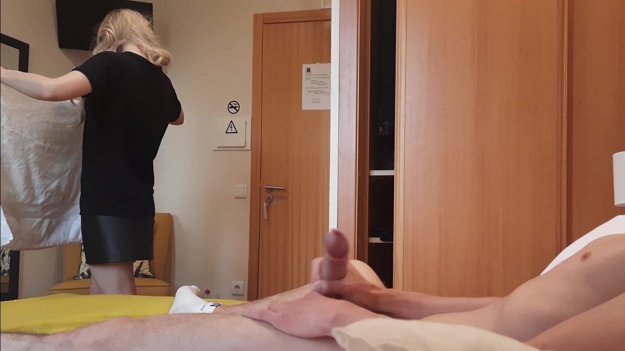 DICK FLASH. I pull out my dick in front of a hotel maid and she agreed to jerk me off. - RedTube