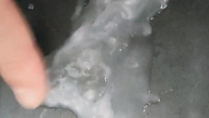 【溜めすぎ注意】尿道が詰まるほどの特濃精液を射精する変態君。