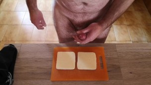 Cicci77 prepara dei tramezzini con lo sperma per i suoi amici!!