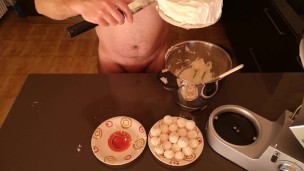Cicci77 dopo aver raccolto 50 grammi di sborra, prepara una torta meringata allo sperma!
