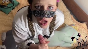 Девушка играет в ролевые игры с господином