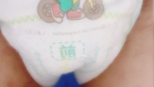 男の娘、パンパースのビッグサイズにおしっこ