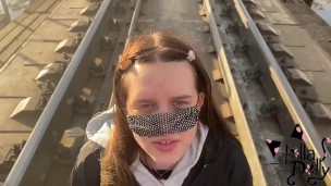 Девушка глотает сперму на рельсах
