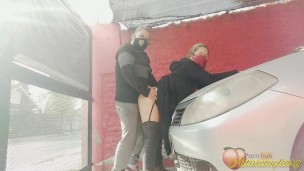 cogiendo en garaje mientras nos miran desde las personas que pasan