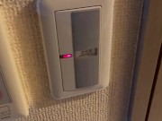 エロ漫画読んでムラムラしたからおしっこ中のトイレに突入して口オナホで顔射した 6/16