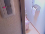 エロ漫画読んでムラムラしたからおしっこ中のトイレに突入して口オナホで顔射した 7/16