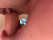 Pequeña puta latina muy caliente con un buen culo baila y destroza su bollo con un dildo grande