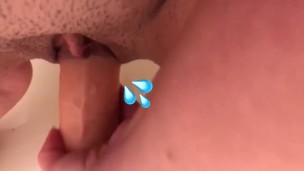 Pequeña puta latina muy caliente con un buen culo baila y destroza su bollo con un dildo grande