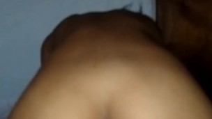 esta morena se pone a cabalgar y en en cuatro y deja que me venga dentro y la ponga a votar leche