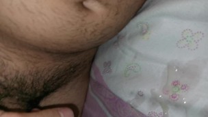 ragazzo operaio di 19 anni molto voglioso si fa una sega e sborra pensando al suo capo figo