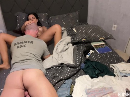 Mi Vecina se queda Sola y me Invita para un Rapidito en su Casa