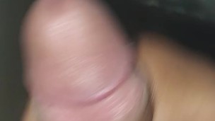 Hombre cachondo en hotel enorme polla pajeándose