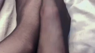 FOOTJOB - CUM ON SMALL FEET